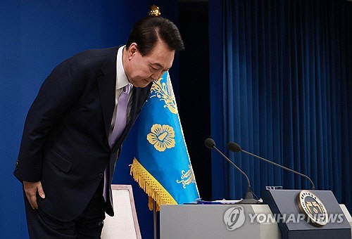 윤석열 대통령이 7일 오전 서울 용산 대통령실 청사 브리핑실에서 열린 '대국민담화 및 기자회견'에서 국민들에게 사과하며 고개 숙여 인사하고 있다. [연합뉴스]